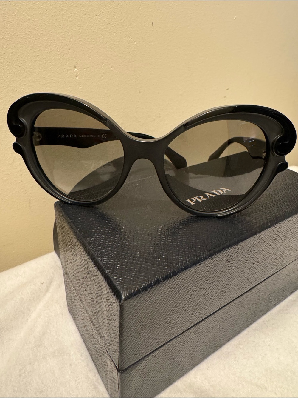 PRADA Minimal Baroque Sunglasses Black SPR 28N Cat Eye Made in Italy EUC